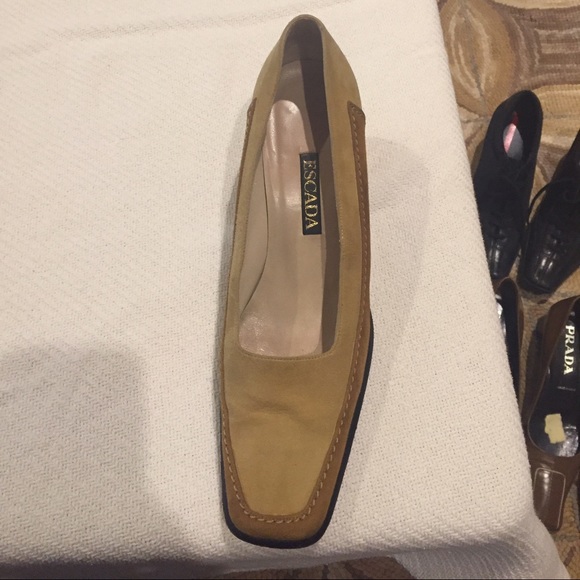 Escalating camel and brown pumps