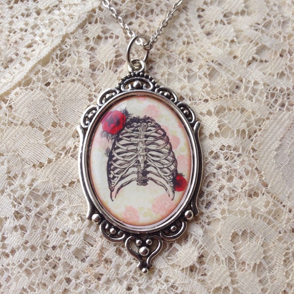 Rib cage with roses cameo necklace - Picture 2 of 3
