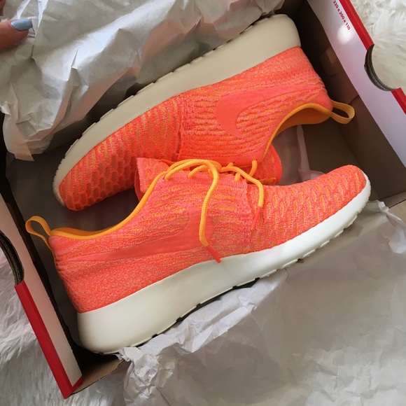 NWOB NIKE ROSHE FLYKNIT women's sizes - Picture 5 of 6