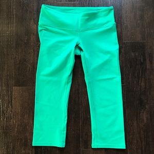 Kelly green 🍀 ALO airbrush capri leggings!