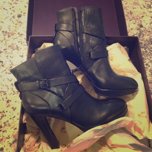 Vince Camuto Fantasio Bootie in Black SZ 7