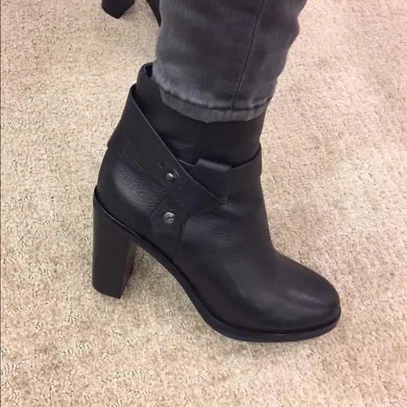 Via spiga black leather booties