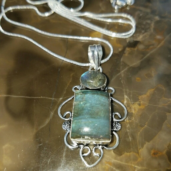 STUNNING LABRADORITE NECKLACE