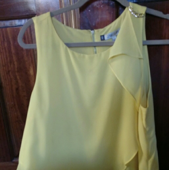 Jennifer Lopez flowy yellow top