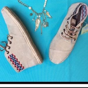 Tan Toms Lace-Up