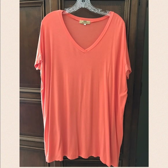 Coral short sleeve piko top, size Small, EUC.