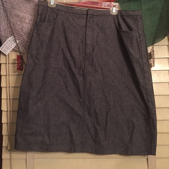 Liz Claiborne lizwear jeans skirt