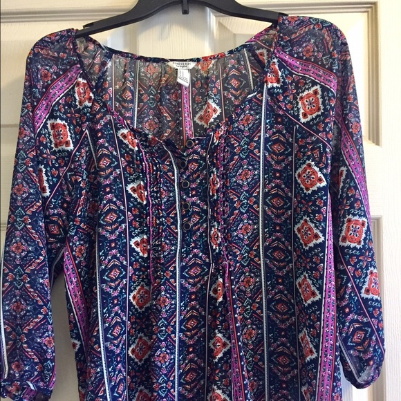 3/4 sleeve flowy peasant-style top.
