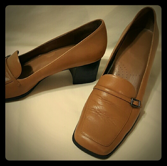Tan loafers - Picture 1 of 4