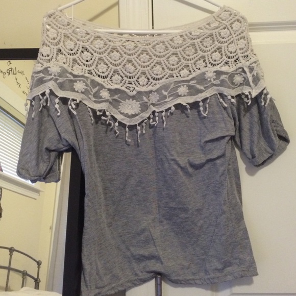 Super comfy gray white crochet short sleeve - Picture 2 of 2