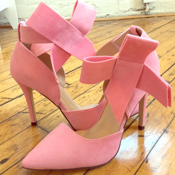 Pointy pink suede heels with bow