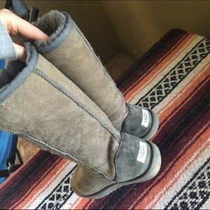 Worn gray/tan uggs