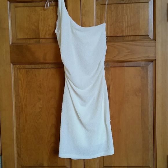 White off shoulder party dress - Picture 2 of 4