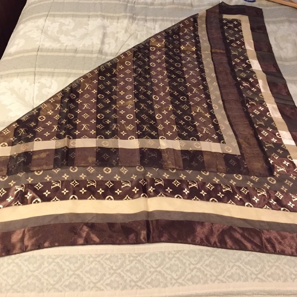 Non authentic Louis Vuitton scarf
