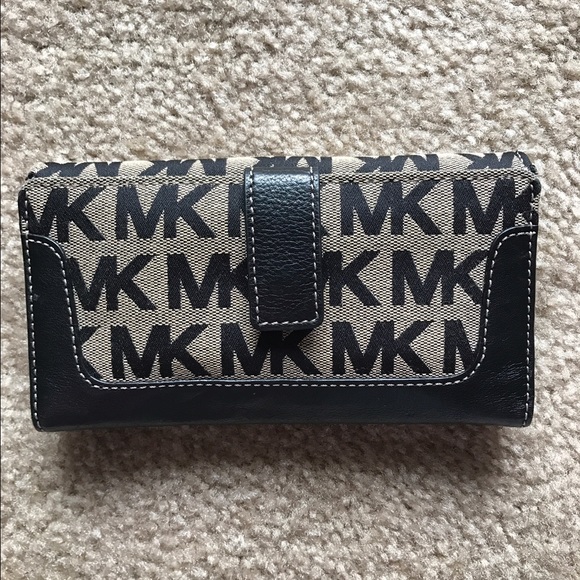 Michael Kors wallet - Picture 2 of 4