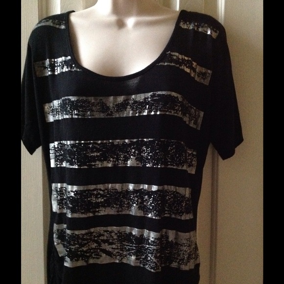 Free Kisses💋 Blk & Silver Top - Picture 1 of 4
