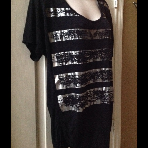 Free Kisses💋 Blk & Silver Top - Picture 2 of 4