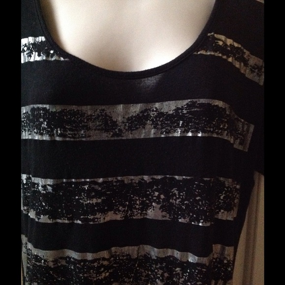 Free Kisses💋 Blk & Silver Top - Picture 4 of 4