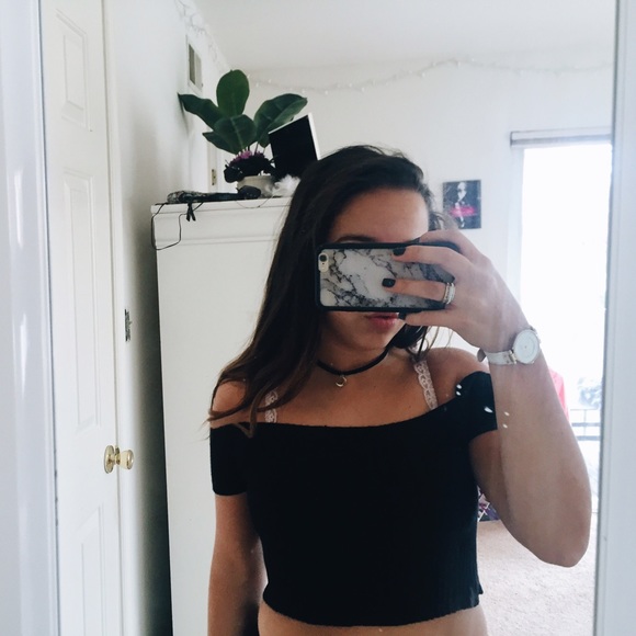 OFF THE SHOULDER CROP TOP