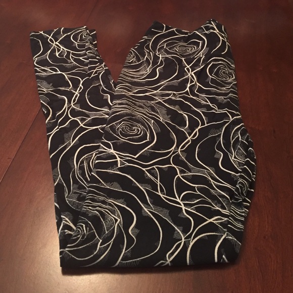 LuLaRoe OS leggings - Black roses!