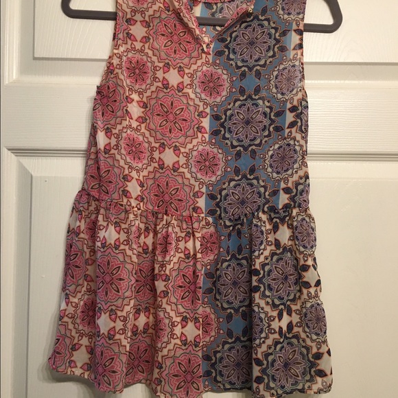 Cute patterned translucent top! - Picture 2 of 4