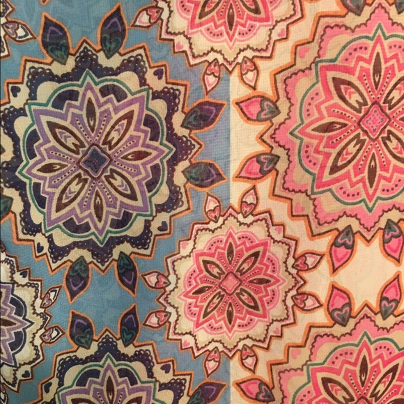 Cute patterned translucent top! - Picture 3 of 4