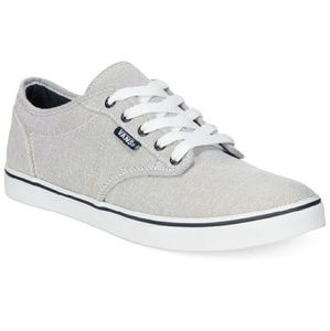 Im selling shoes that are new and nice