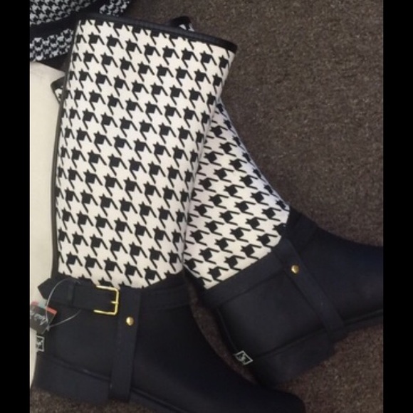 Black and white Houndstooth rain boots!