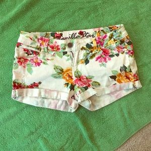 Awesome floral jean shorts, only worn once