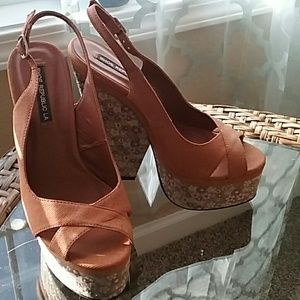 Platforms sz 7 5 in heel