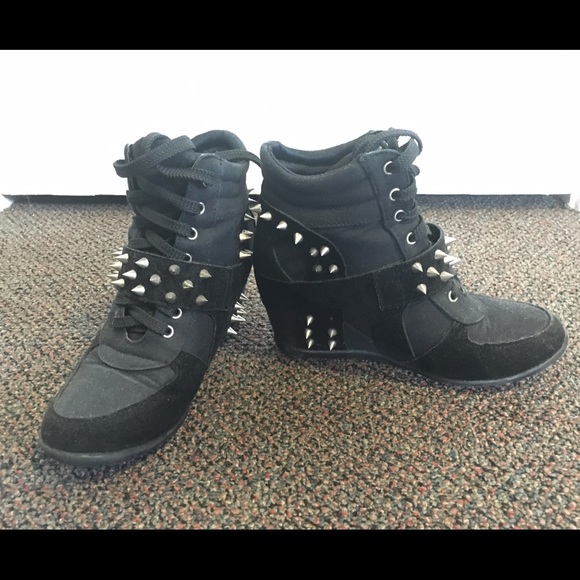 Spiked wedge shoes
