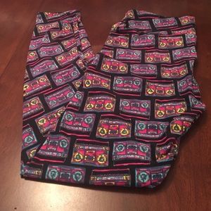 BNWT LuLaRoe OS leggings - black w/boom boxes!