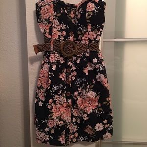 Floral button up dress with belt!