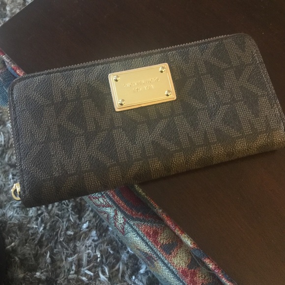 SOLD 💯 authentic Michael Kors Wallet - Picture 1 of 3
