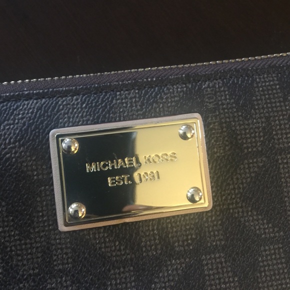 SOLD 💯 authentic Michael Kors Wallet - Picture 2 of 3