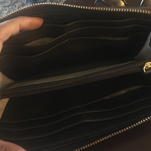 SOLD 💯 authentic Michael Kors Wallet - Picture 3 of 3