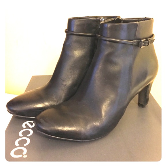 Ecco black leather booties perfect for the fall!