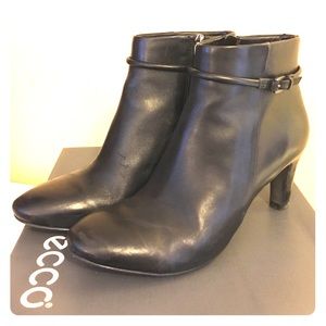 Ecco black leather booties perfect for the fall!
