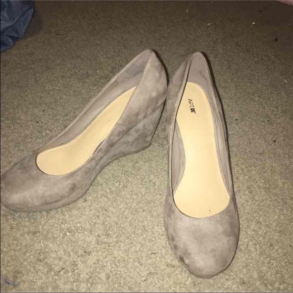 Taupe wedges 🍂🍁🍃 - Picture 1 of 4