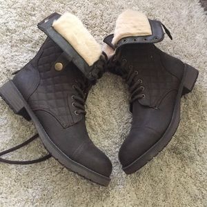 Brand new woman fur combat boots🦃