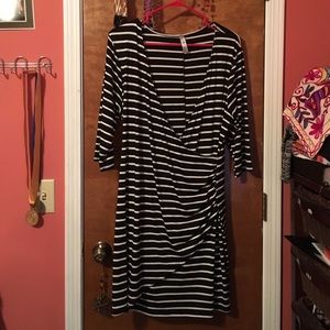 XL 3/4 sleeve, knee length dress in navy and white