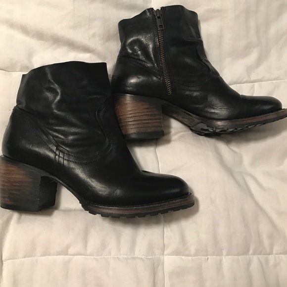 FREEBIRD Black zip ankle boot size 6