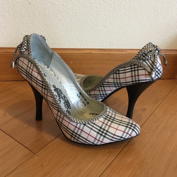 Grey/red/white plaid pumps