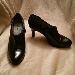 Life Stride black booties w/ cute buckle