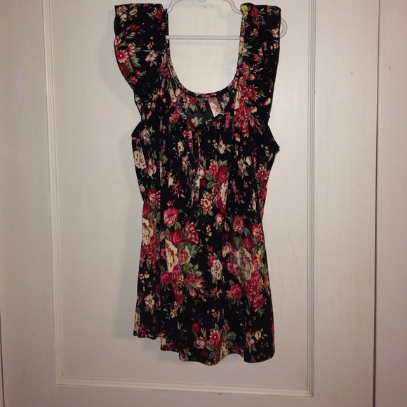 ⭐️️SALE⭐️️ Francesca's Floral Blouse