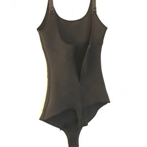 NEVER WORN SHAPE WEAR