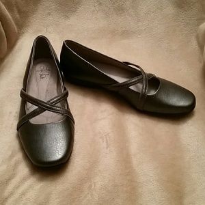 Pewter gray/metallic flats w/ crisscross detail