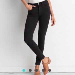 black AEO jeans w/ holes in the knees