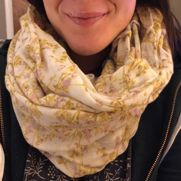 Scarf and hat bundle - Picture 2 of 4