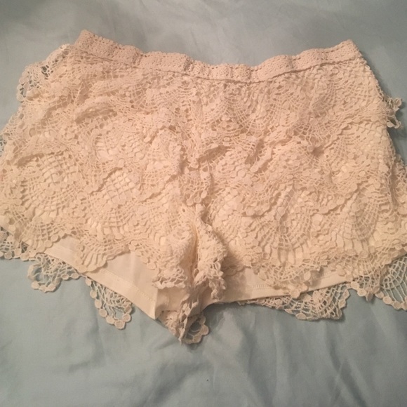 Cream Lace Shorts - Picture 1 of 2